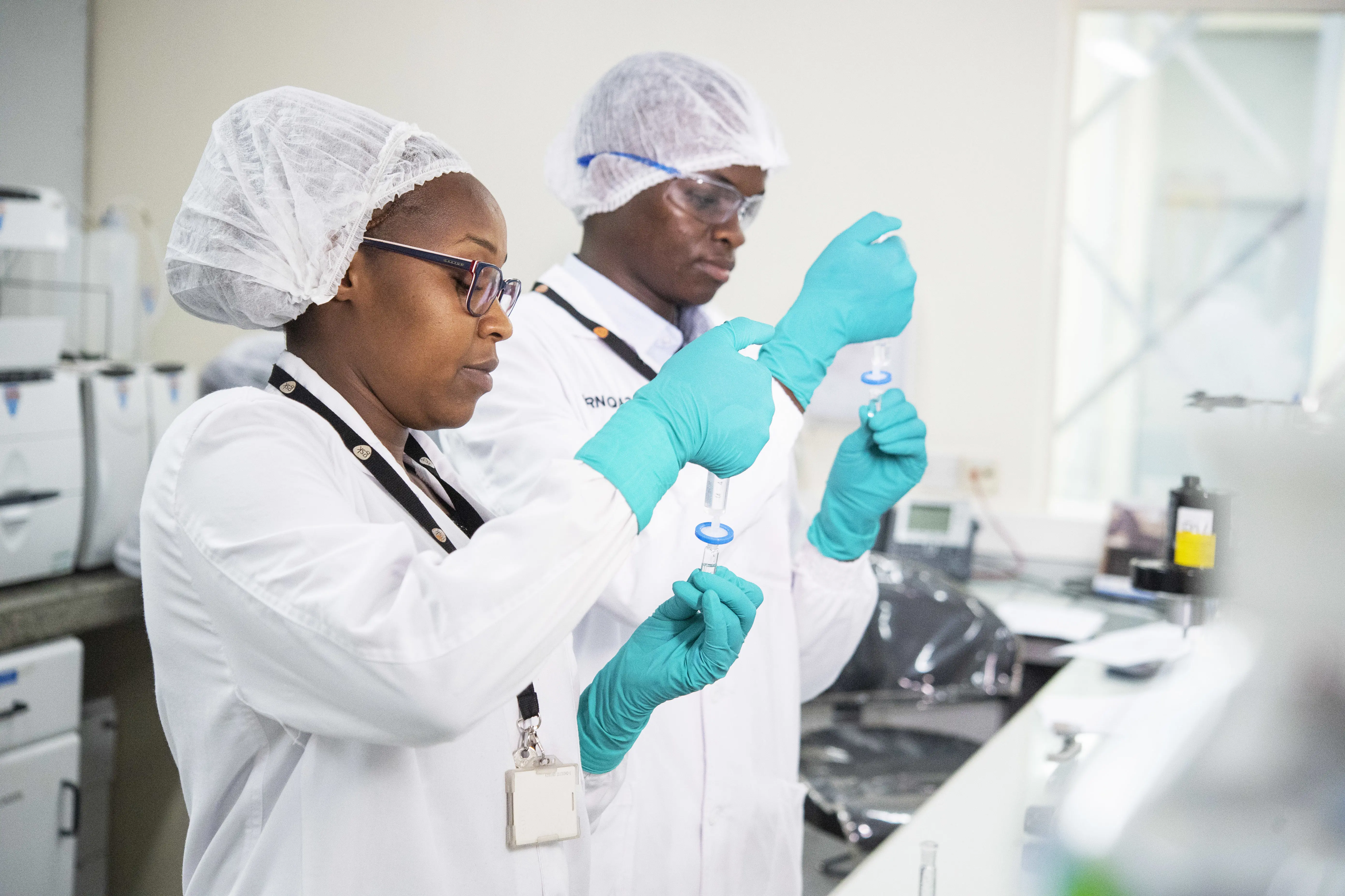 Científicos investigando